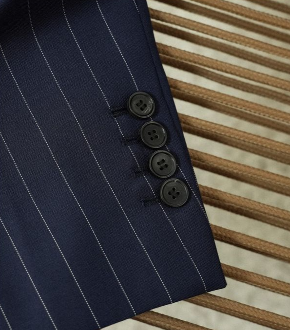 Terno Udine risca de giz com abotoamento duplo