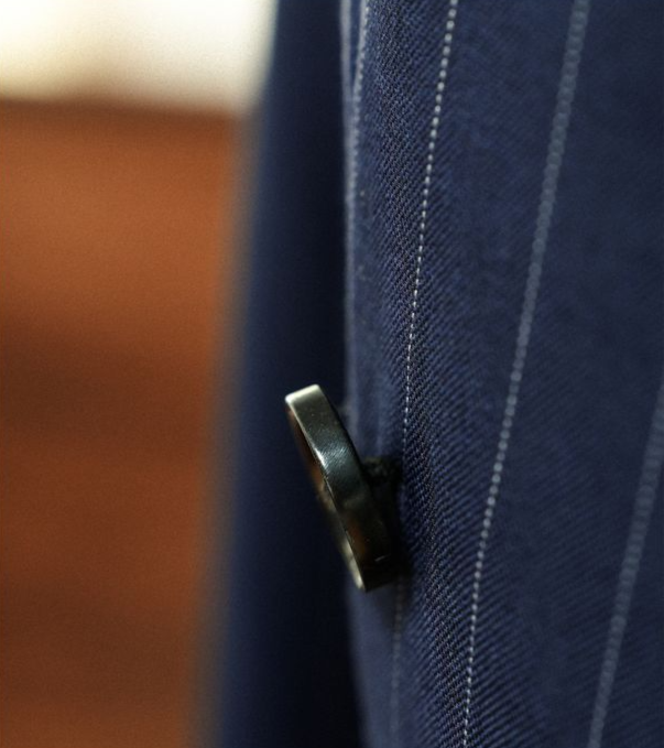 Terno Udine risca de giz com abotoamento duplo