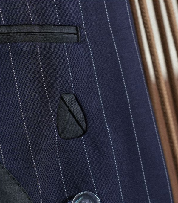 Terno Udine risca de giz com abotoamento duplo